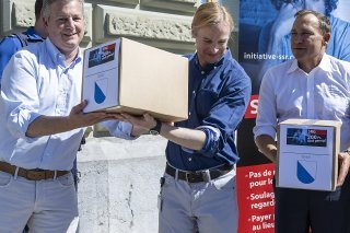 De gauche à droite: Le conseiller aux Etats Marco Chiesa, (UDC/TI), le conseiller national Lorenzo Quadri (Lega/TI) et le conseiller national Thomas Matter (UDC/ZH) déposent l'initiative SSR "200 francs ça suffit" jeudi à Berne.